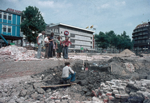 830298 Afbeelding van belangstellenden (studenten van de Universiteit?) die rondgeleid worden tussen de opgravingen van ...